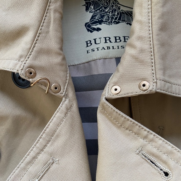 BURBERRY | Timeless Seasonless Mid-length Slim Fit Double-Breasted Trench Coat - Picture 9 of 17